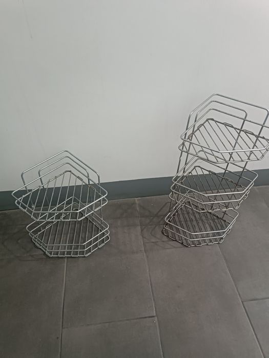 Угловые железные полки в ванну