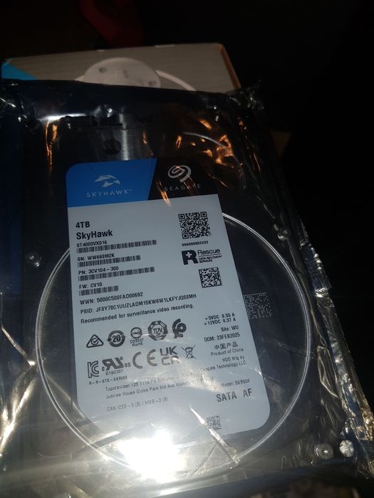 Sistem supraveghere video Hikvision IP cu POE,sigilat, cu 4 camere video de6