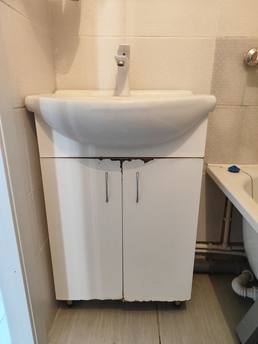 Продам для ванной раковину со шкафом и зеркало