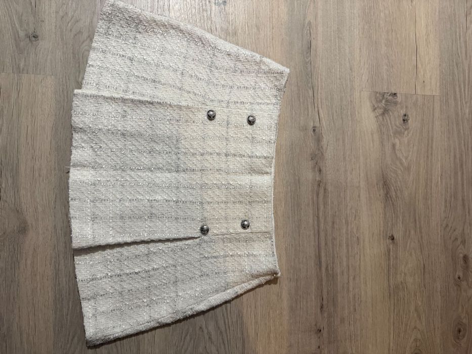 Бяла пола на Зара