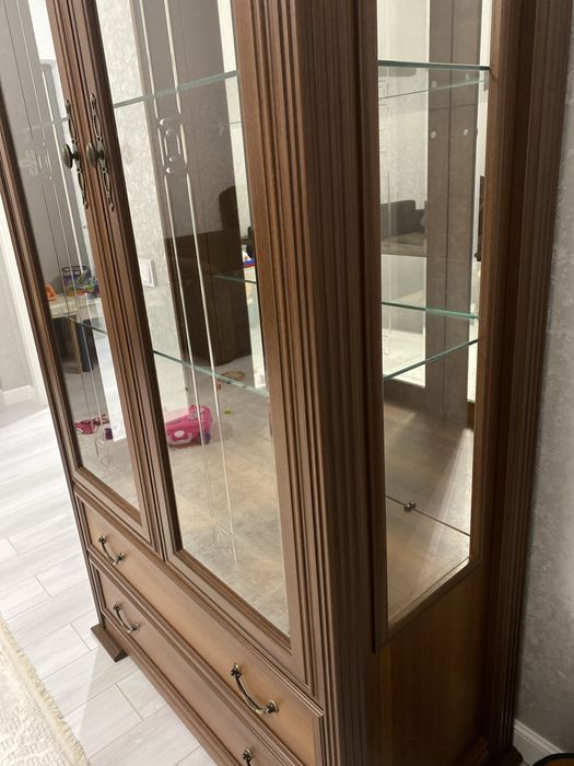 Продам сервант витрину