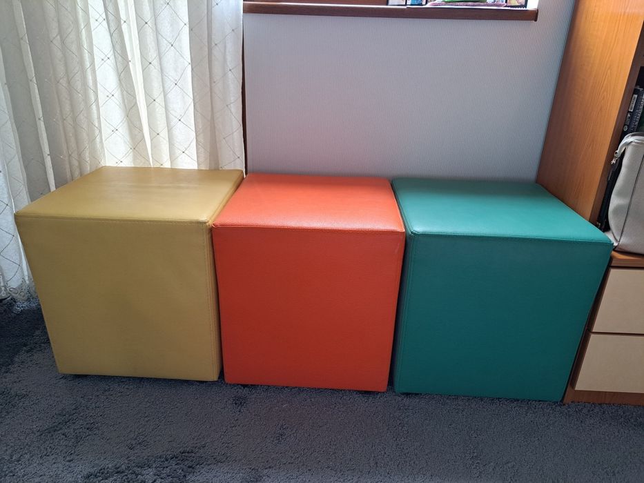 Продавам цветни  табуретки