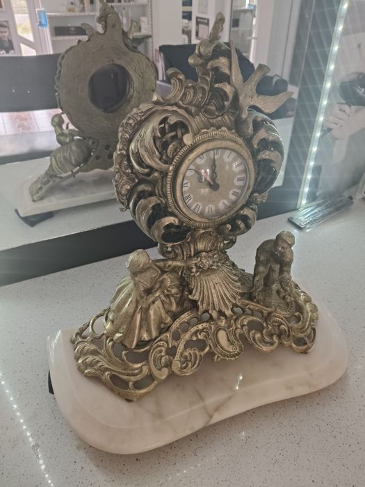 Ceas de epoca din bronz cu marmura
