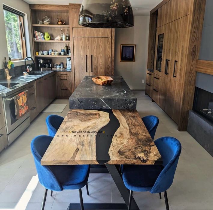 Маса от естествено дърво и епоксидна смола