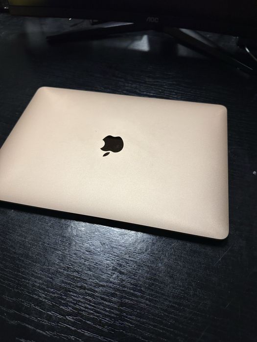 Macbook Air M1 Gold - Заключен с iCloud