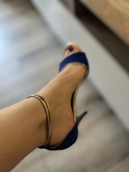 Босоножки на каблуке