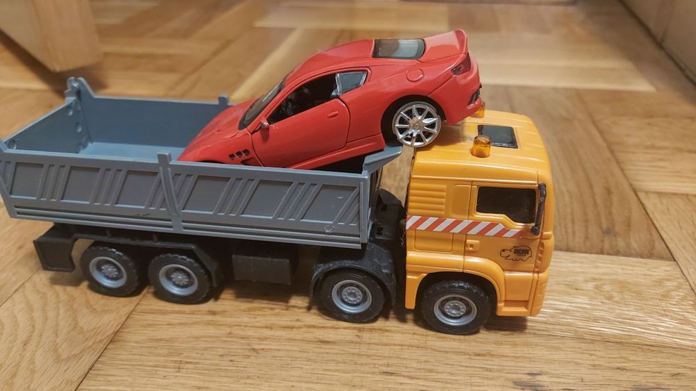 Две коли играчки