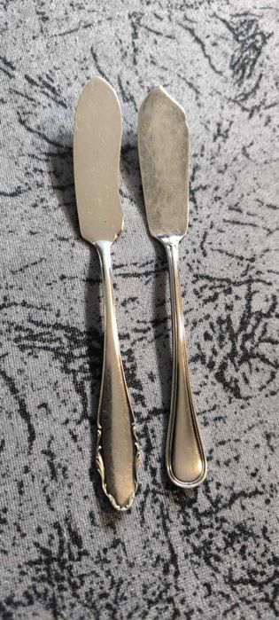 Дълбоко посребрените ножове за масло и риба.