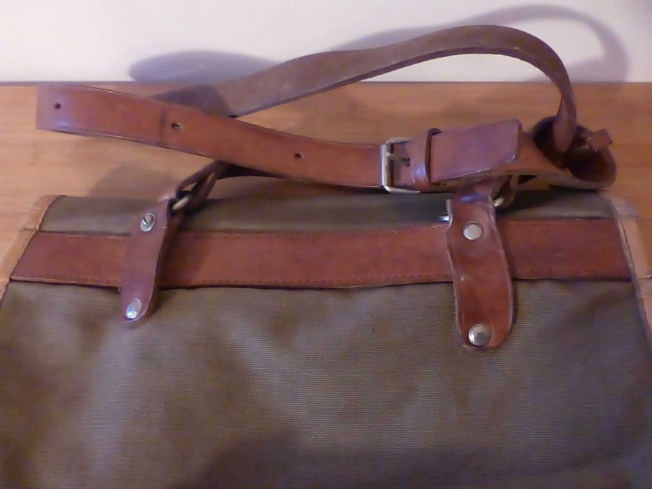 Туристическа брезентова чанта с кожена презрамка и каишки 1970 г