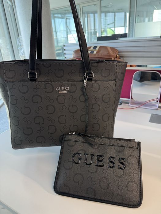 Сумка бренда Guess