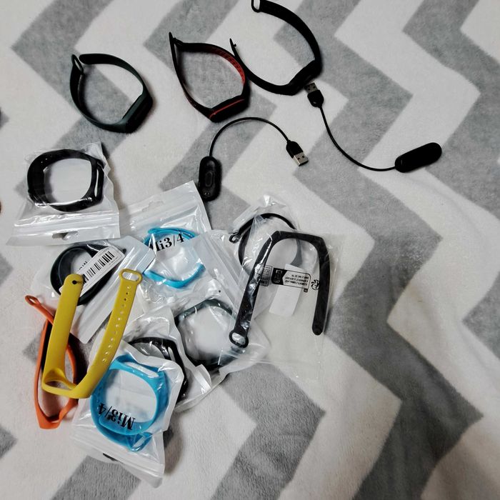 Se vinde 3 bucati.Brățară ceas xiaomi band mi 4