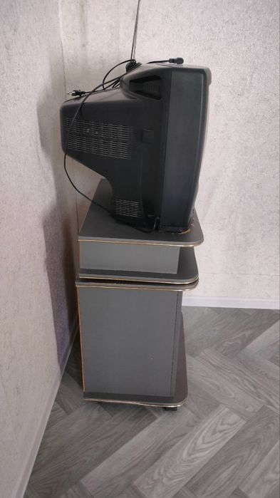 Продам Телевизор + Тумба