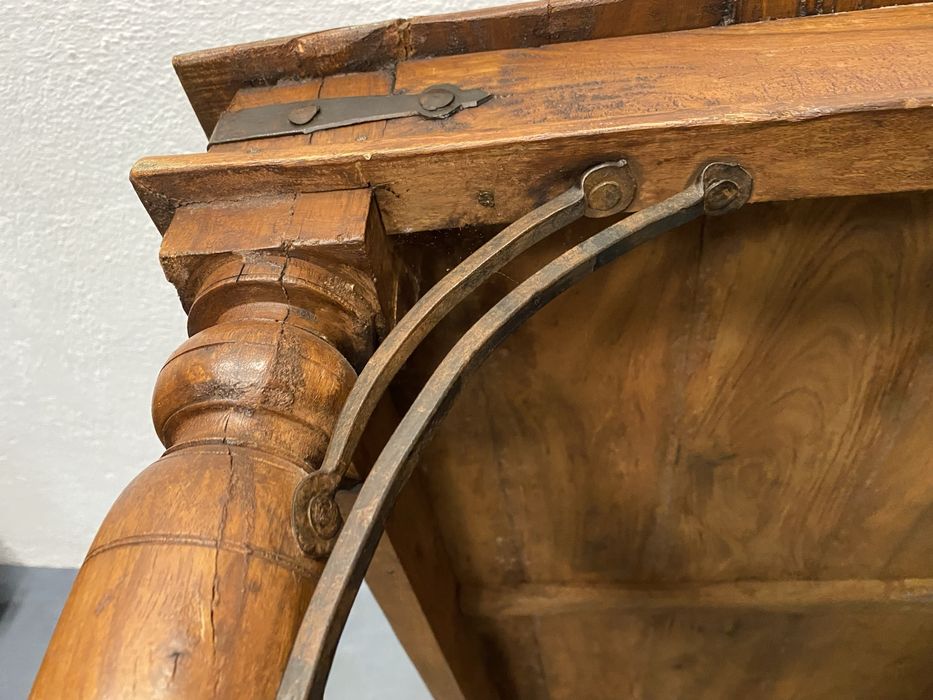 Масивна холна маса от тик с орнаменти от ковано желязо Индия