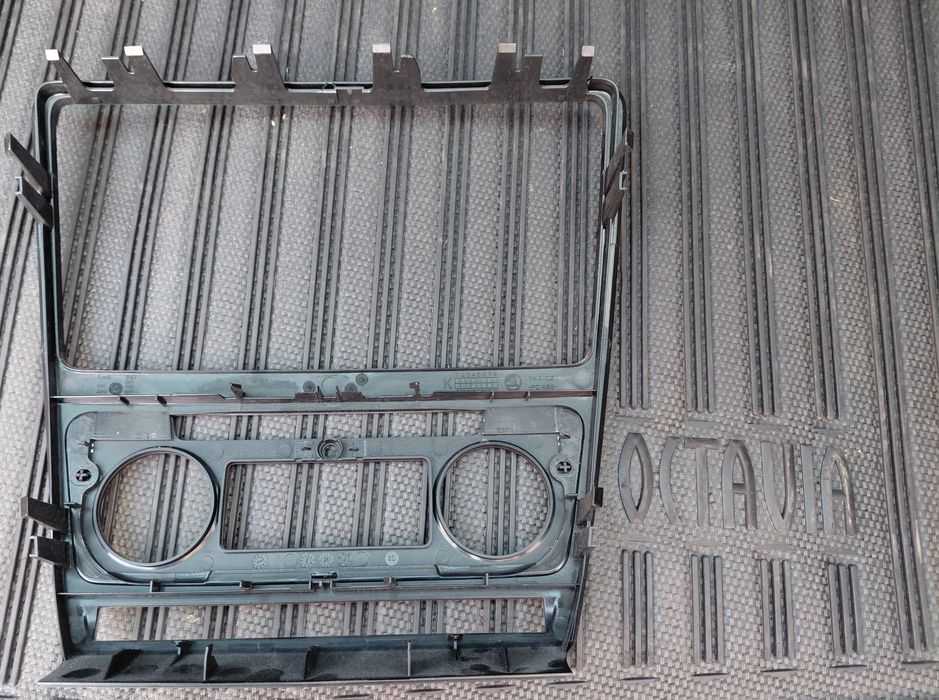 Rama navigatie/ radio casetofon Skoda Octavia 2 FL cu climatronic pt Swing/Bolero etc