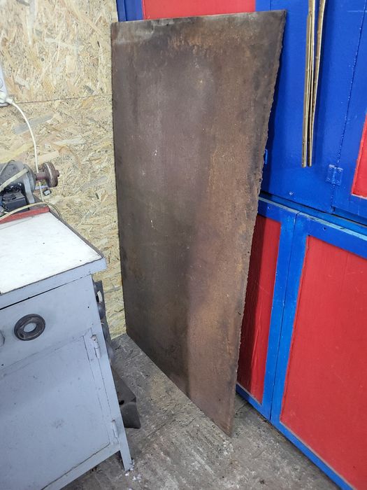 Продам лист металла 8мм.