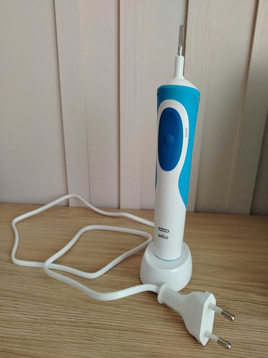 Продавам Дръжка за електрическа четка за зъби, Oral-B, бяло/синьо