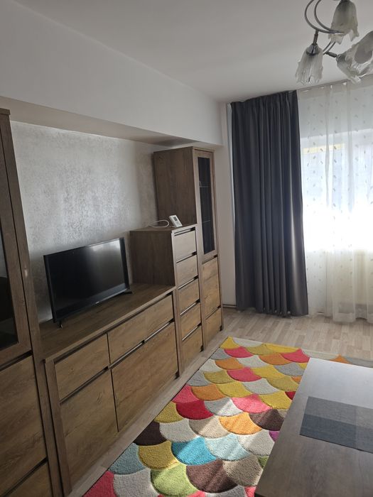 Apartament cu 3 camere de închiriat