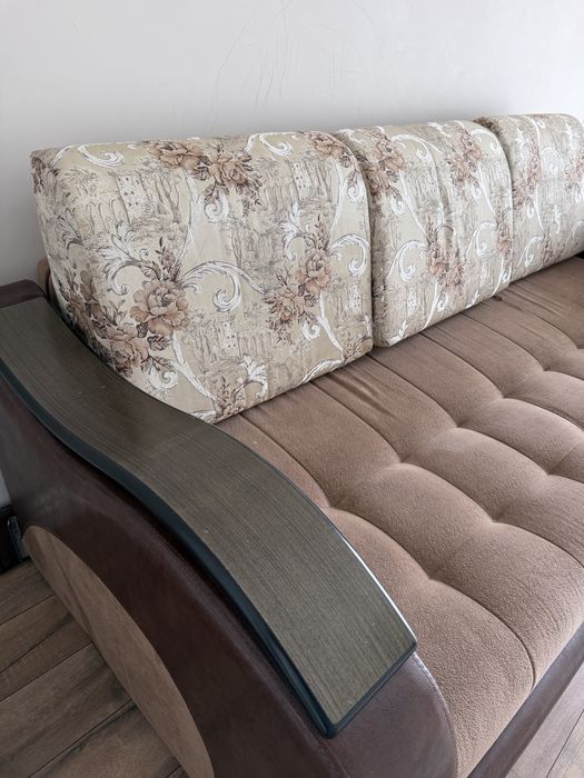 Диван прямой с подушками
