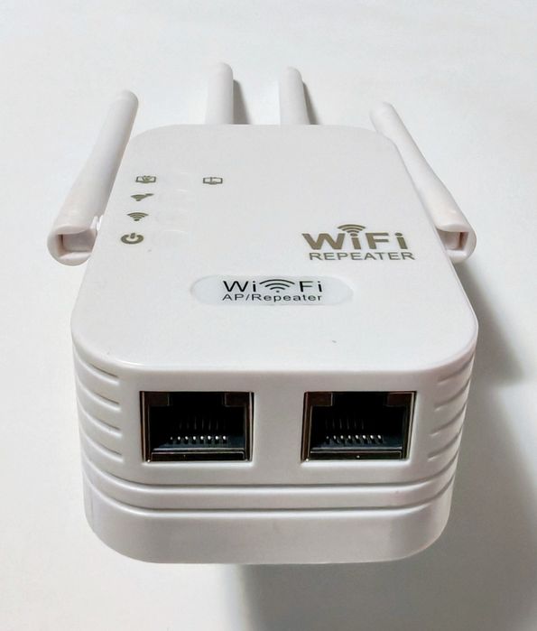 Amplificator de semnal WiFi  2,4 GHz cu 4 antene și 2 porturi Ethernet