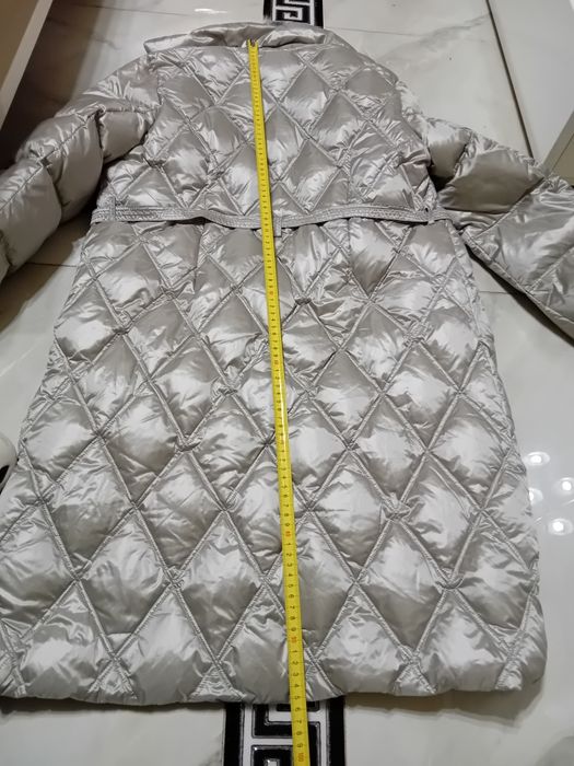 Vând Haină Nouă cu Vizon crem la guler, Masura M - Lla