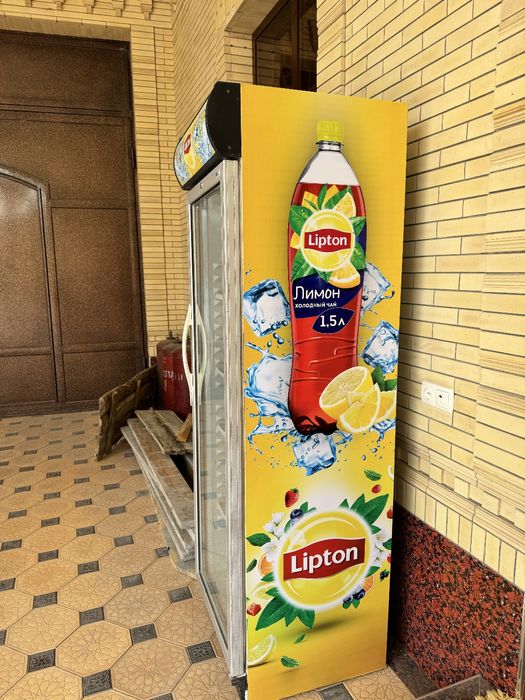 Продаётся холодильник витрина UGUR