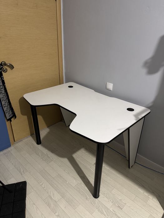 Стол игровой белый