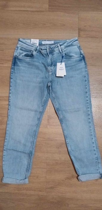 Дамски мамфит дънки, нови с етикет, отлично състояние, модерна кройка