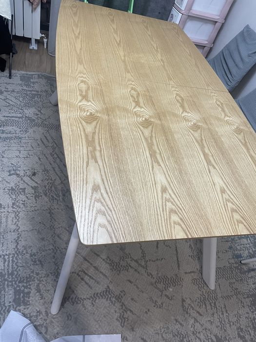 Адемі новый стол