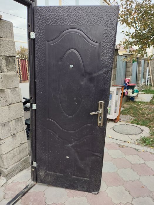 Продам входную дверь.