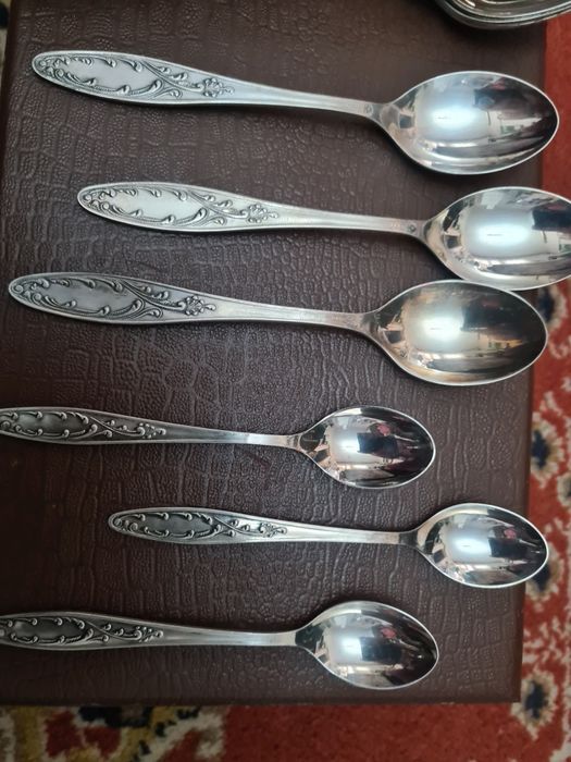 Продаётся набор ложек и вилок.