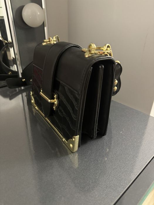 Чанта в черно със златисти елементи