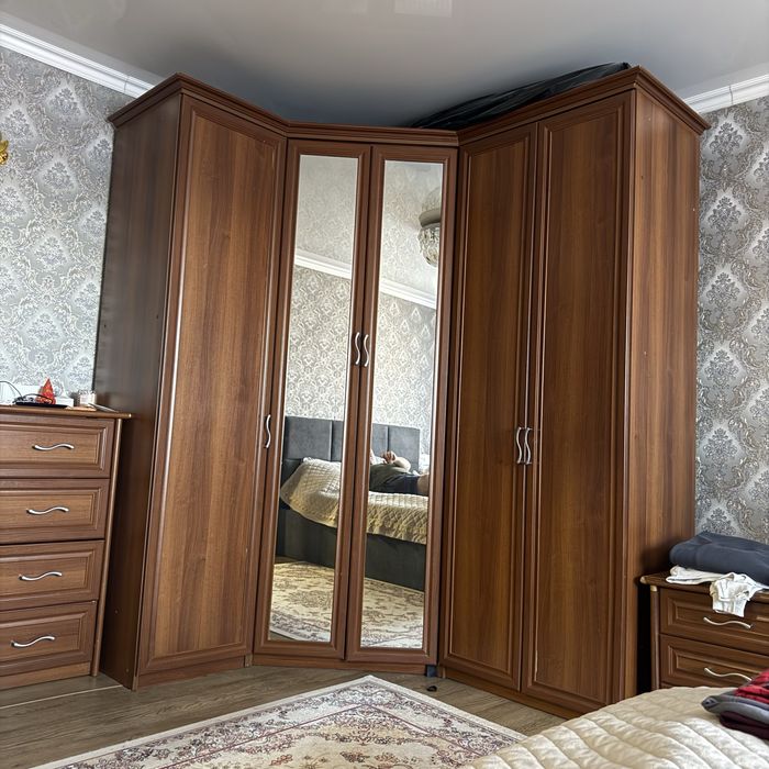 Продам шкаф в спальню угловой.