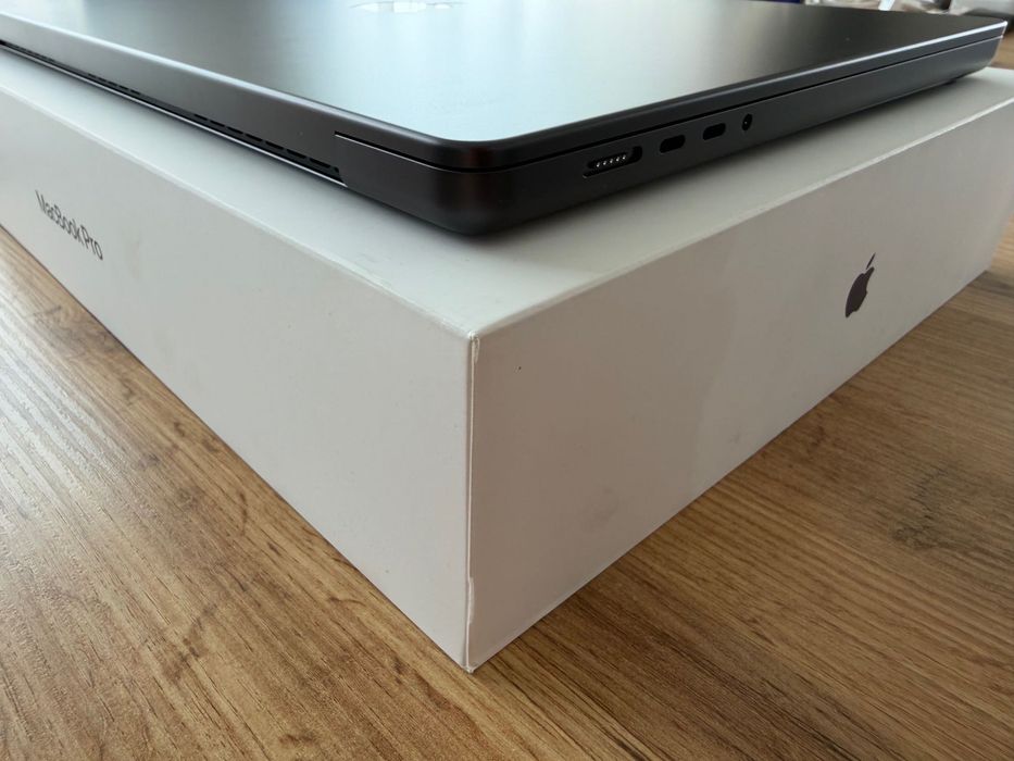 ЧИСТО НОВ MacBook Pro 16" M4 PRO Chip 14-CPU/20-GPU/48GB RAM/512GB SSD