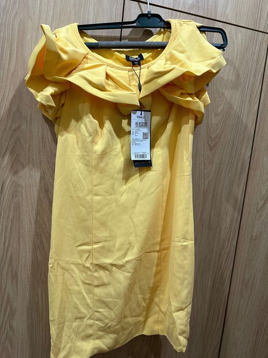 Малка жълта рокля