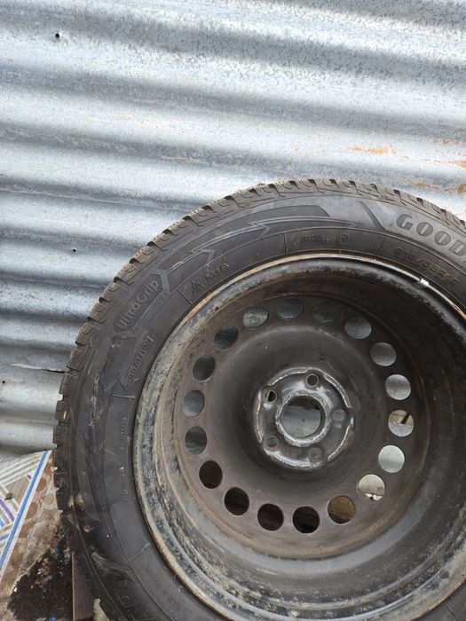 Vând  janta cu cauciuc pe ea dimensine215/55/16