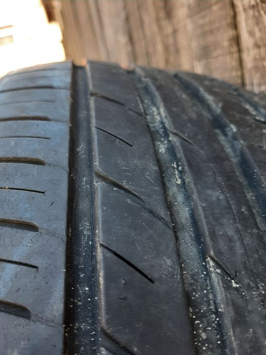 Vând 2 cauciucuri 215/55   R18