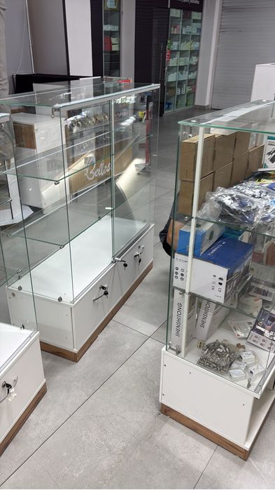 Продам витрины 3 шт и стеллаж