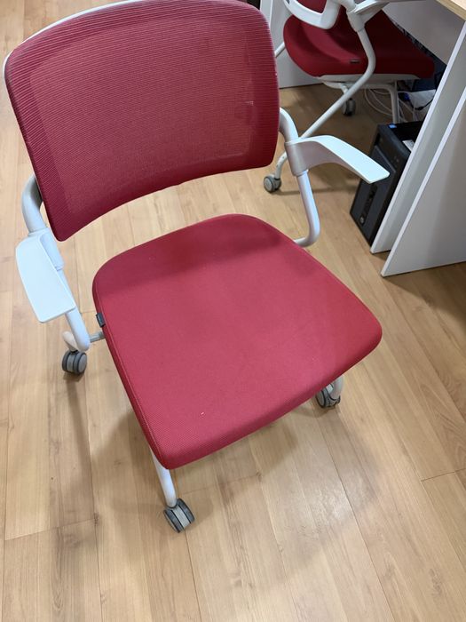 Офисные стулья в хорошем состоянии