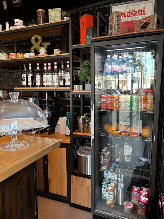 Vând cafenea utilată