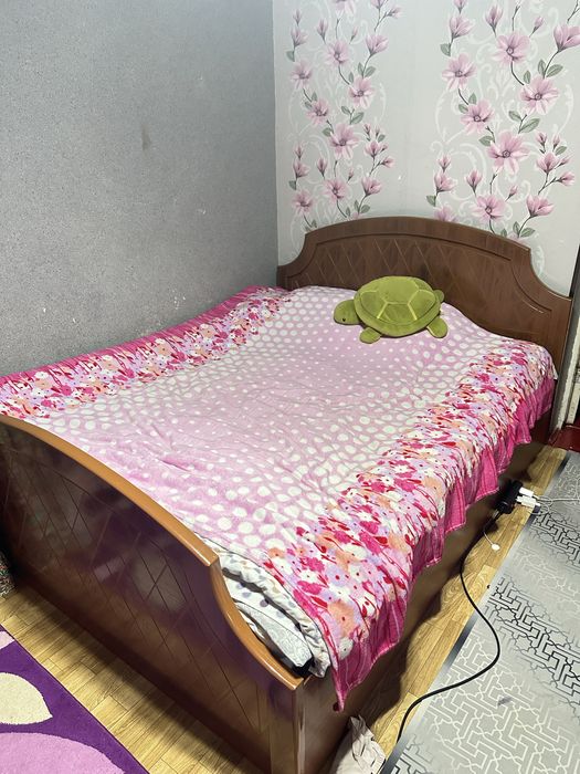 Кровать, шкаф, тумба с зеркалом