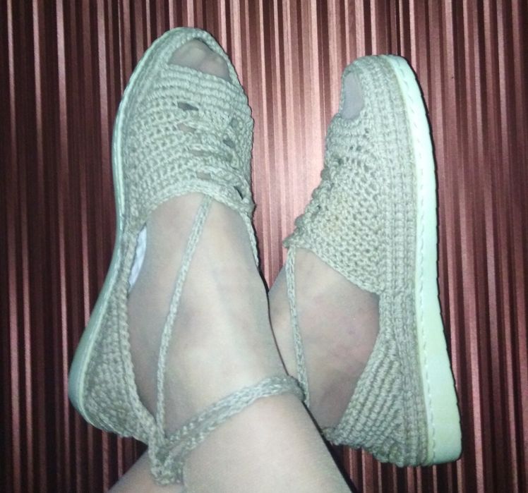 Продаётся вязаная обувь.