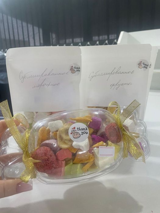 Сублимировынное фрукты и мороженое.