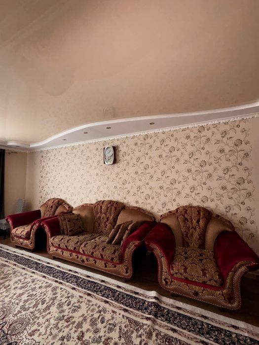 Шикарный добротный диван-кровать и два кресла продам