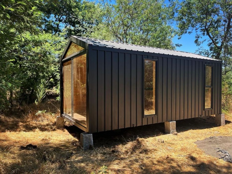 Container modular imbracat in riflaje de lemn pentru un model deosebit