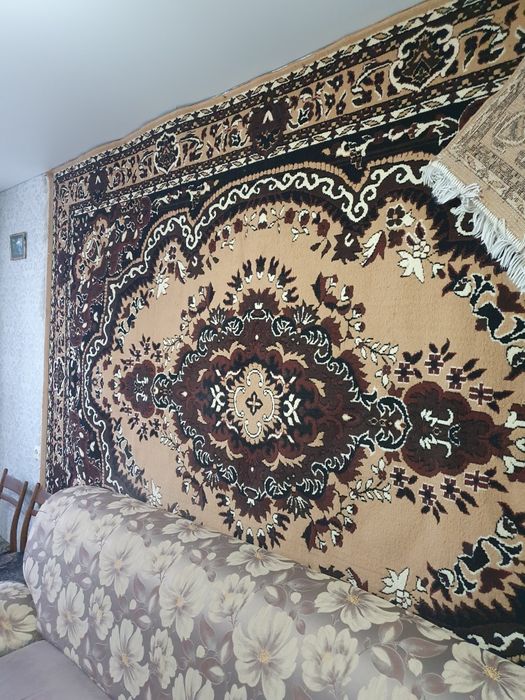 Ковёр красный с дивандеками