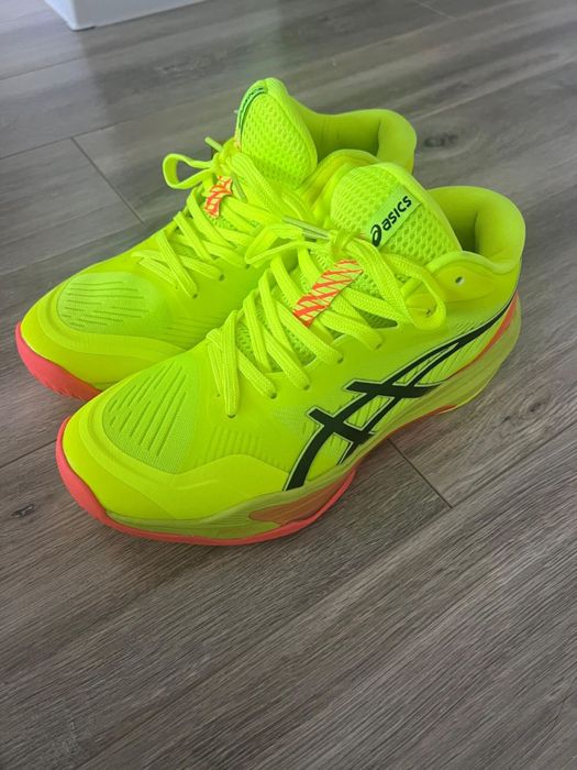 Продается кроссовки asics