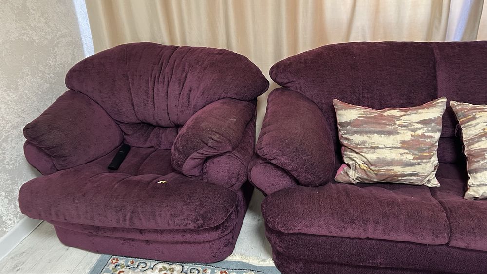 Диван для гостиной цена 40000 торг есть.