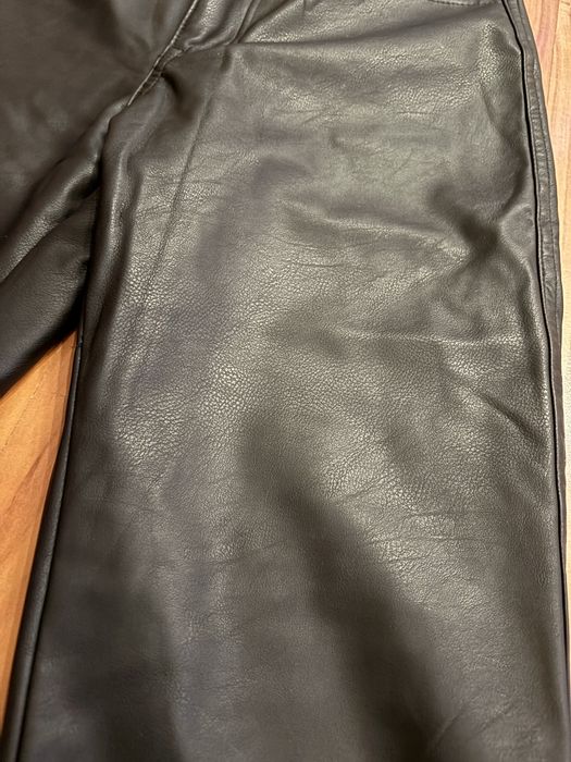 Черен кожен клин