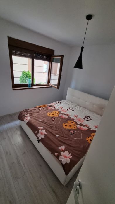 Vând apartament 3 camere în  Dumbrăvița