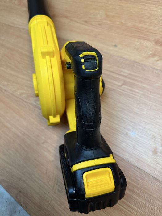Suflanta Dewalt DCV100